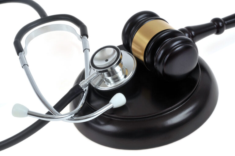 A gavel and stethoscope together to represent anaesthesia negligence claims.
